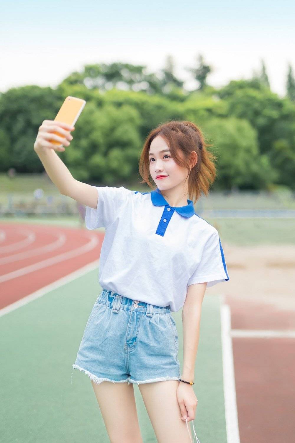 校园里清新气质的美女青春洋溢活力满满