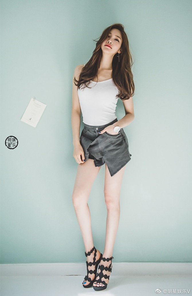 身穿热裤的长腿美女,性感又撩人._高清图集_新浪网