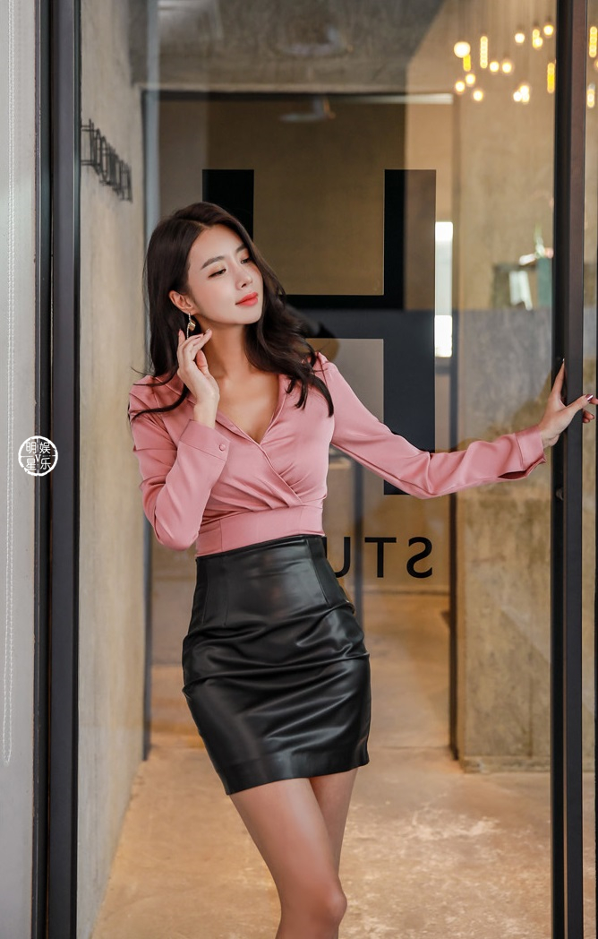 小皮裙,大长腿更完美!