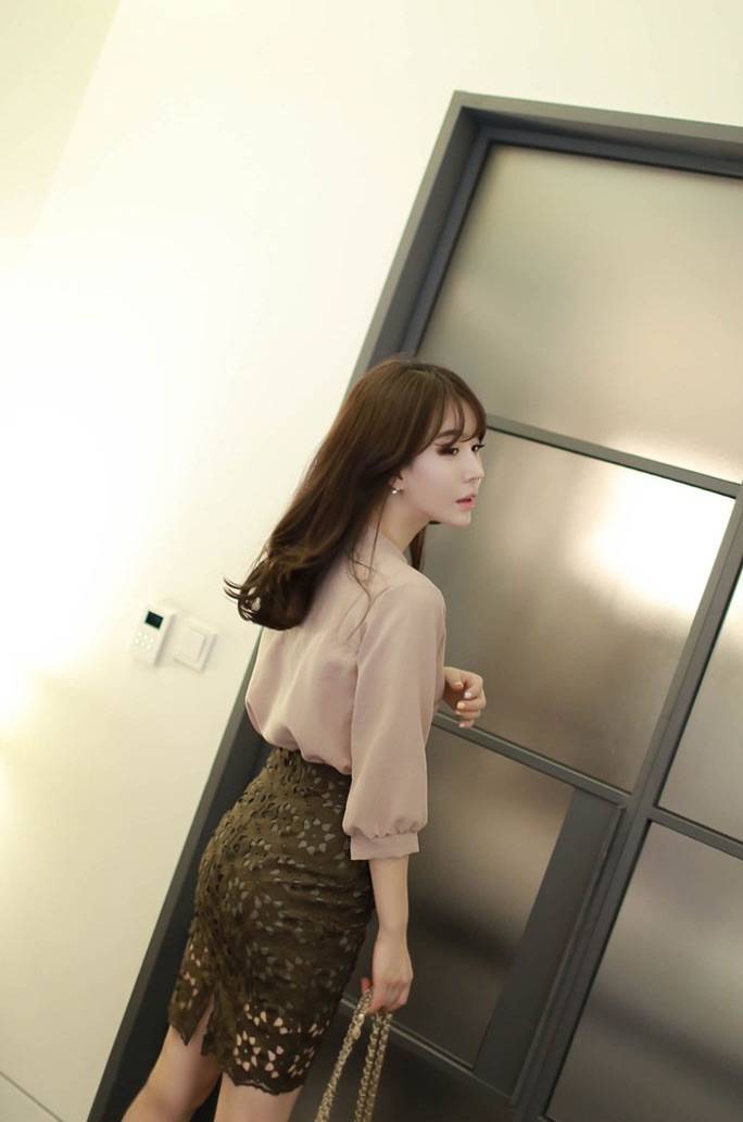 身穿蕾丝裙的美女,楚楚动人的感觉好美.