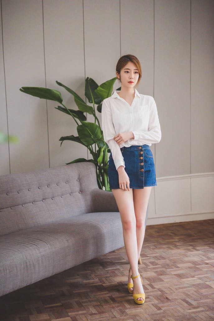 萌妹子白衬衫牛仔短裙潮流时尚美腿私房写真