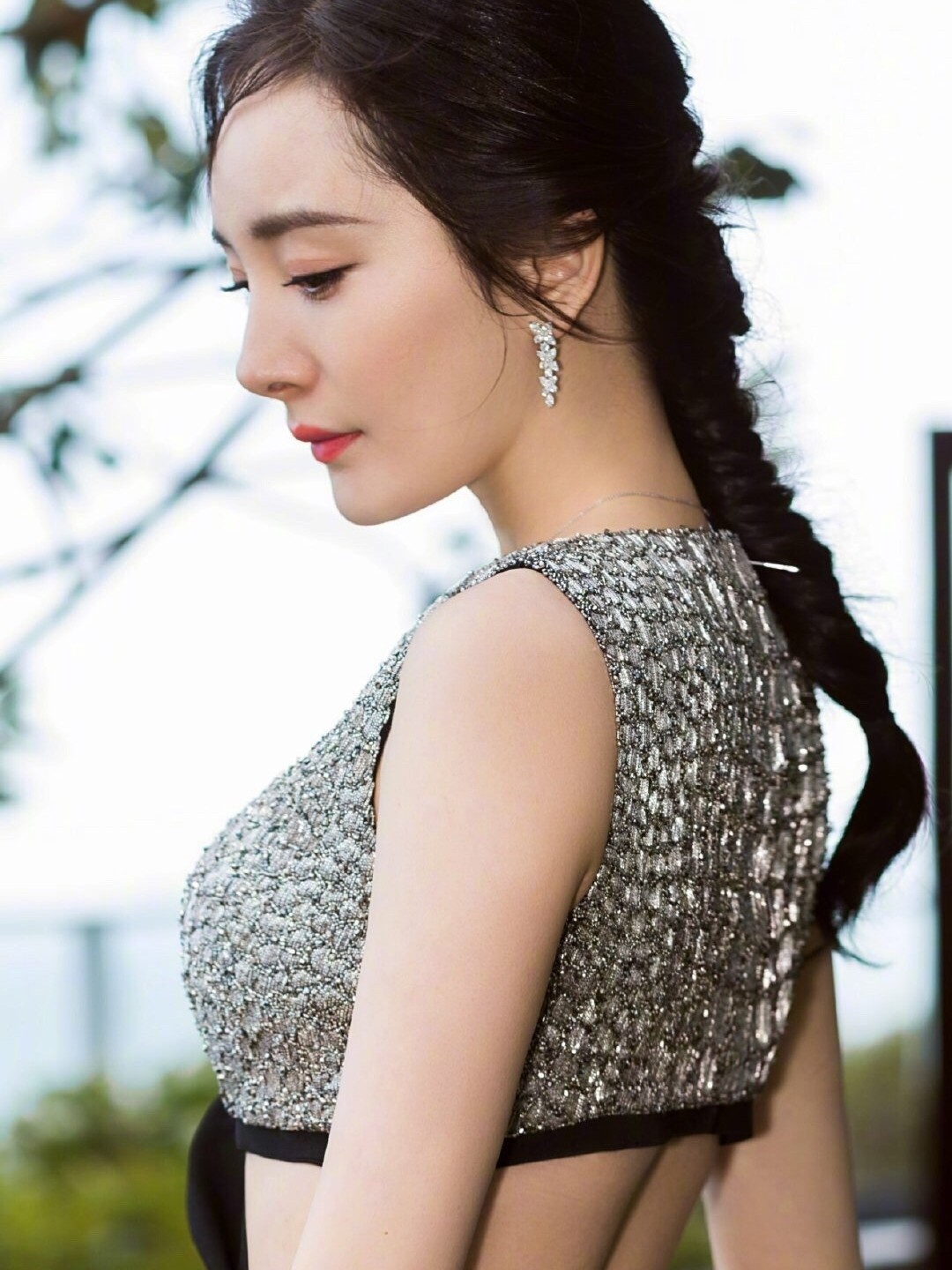 杨幂露背礼服鱼尾辫亮相国际电影节,美丽优雅又得体