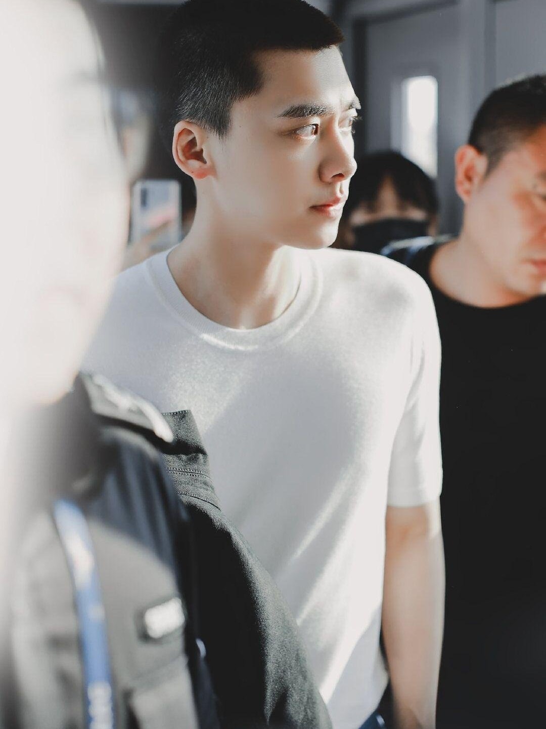 李易峰平头造型现身机场,干净利落帅气逼人