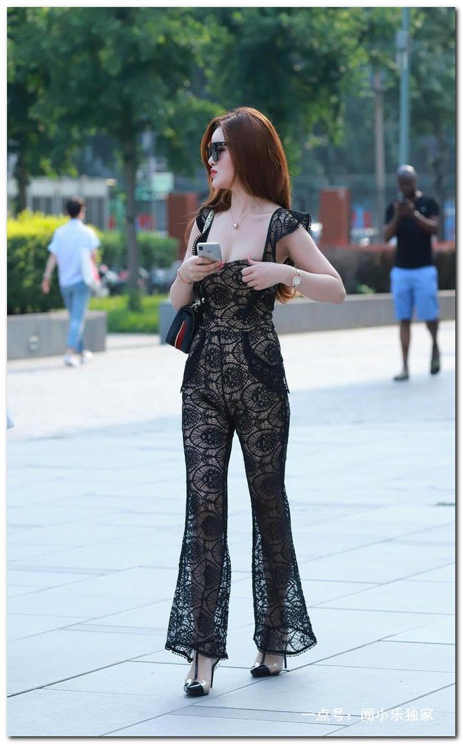 街拍:若隐若现的镂空,透露出深圳美女性感的恰到好处
