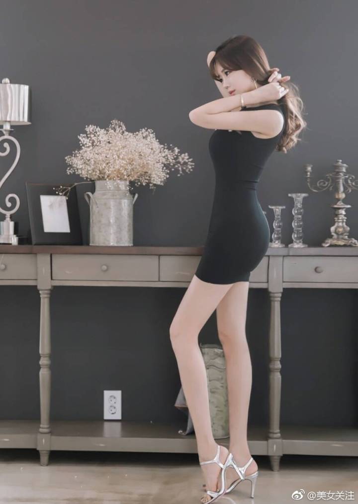 穿黑色裙子的美女,这腿有一米八呀.