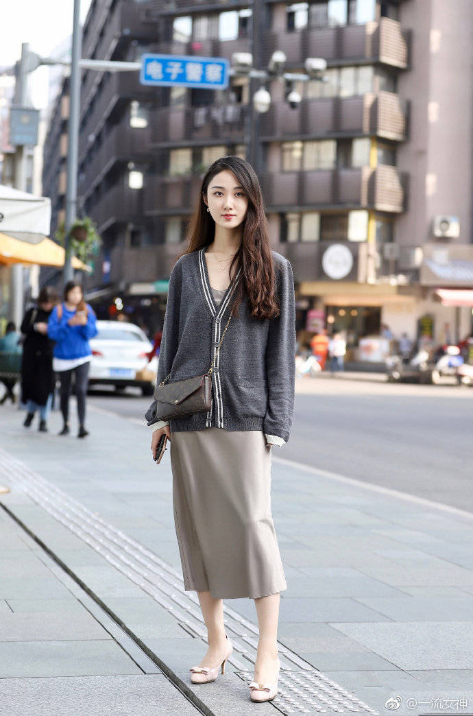 街拍的气质美女女神范十足