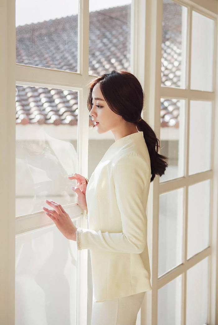 一身白色衣服,让精致的美女更加的女人味十足.