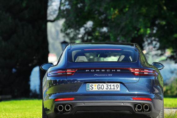 保时捷帕拉梅拉在大牛面前很低调 综合搜索 - 新浪汽车