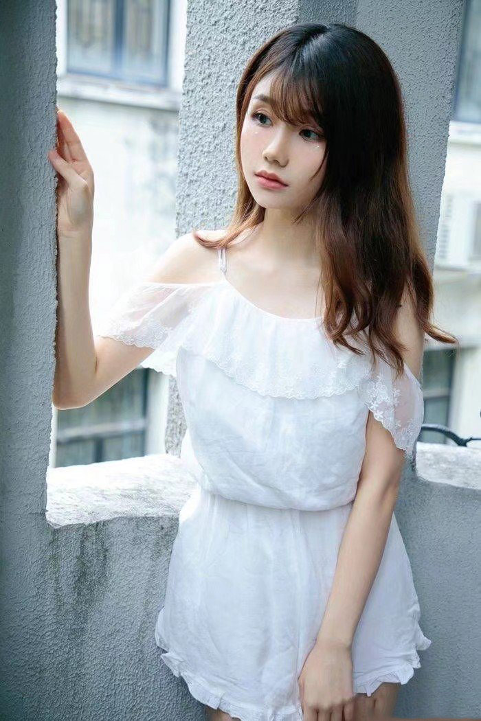 清新俊逸的美女白色的家居服穿起来好美哦