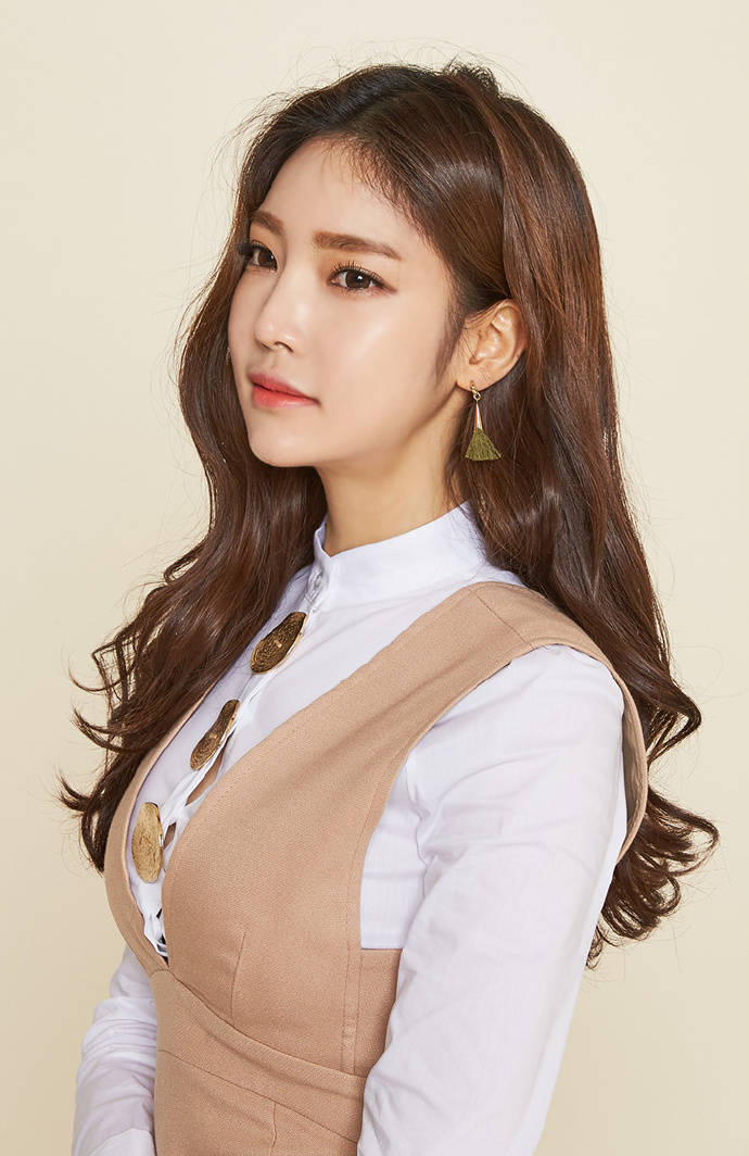 文静端庄的魅力女生,颜值和气质都很出众.