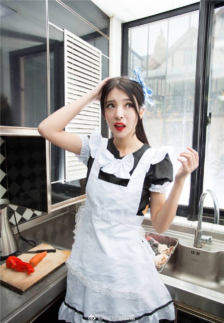 厨房里的美女小厨娘