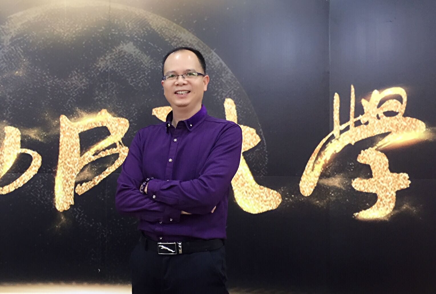 成功人士照相都有相同的姿势,学会了财富滚滚来