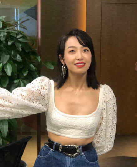 宋茜活动现场照,蕾丝上衣配牛仔裤,露胃装勒出赘肉