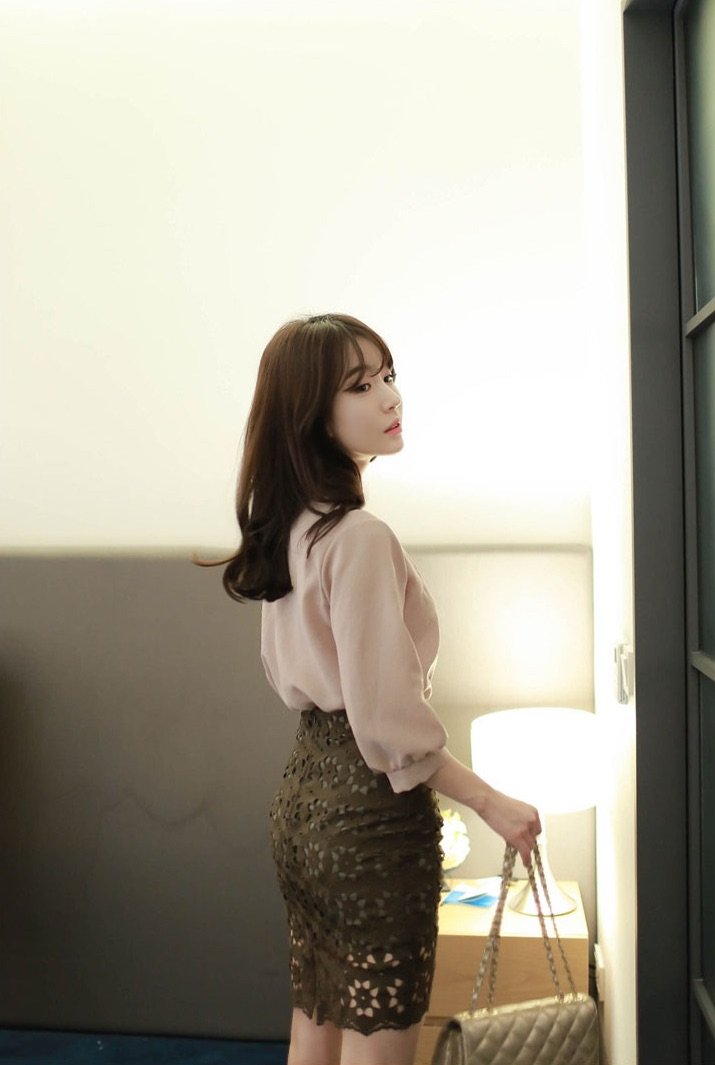 身穿蕾丝裙的美女,楚楚动人的感觉好美.