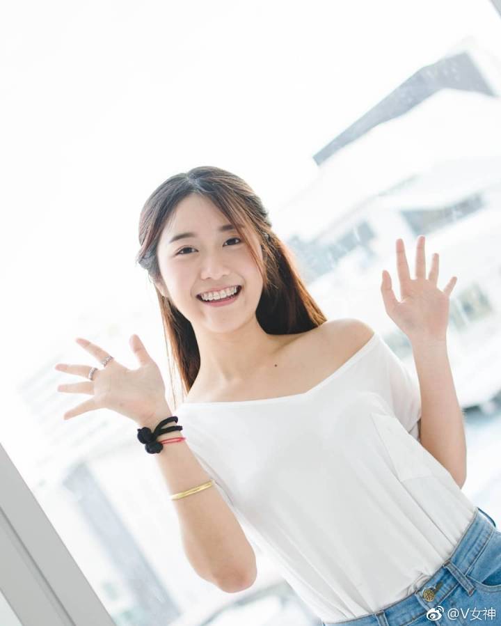 阳光洋溢的美女,笑起来很美,有种初恋的感觉.