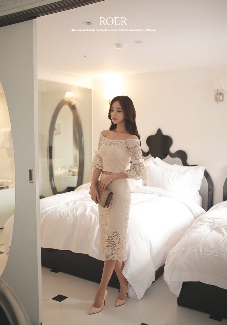 穿白色蕾丝裙的美女,回眸的瞬间美爆了.