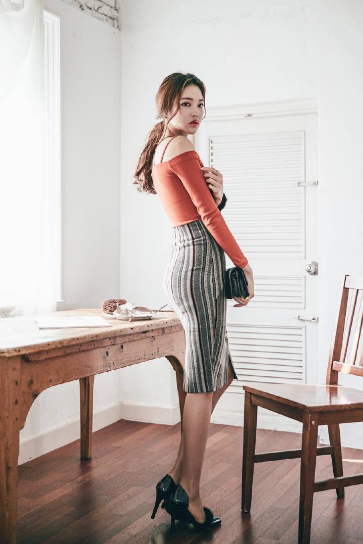 身材傲人,眼睛很大的美女,好有气质.