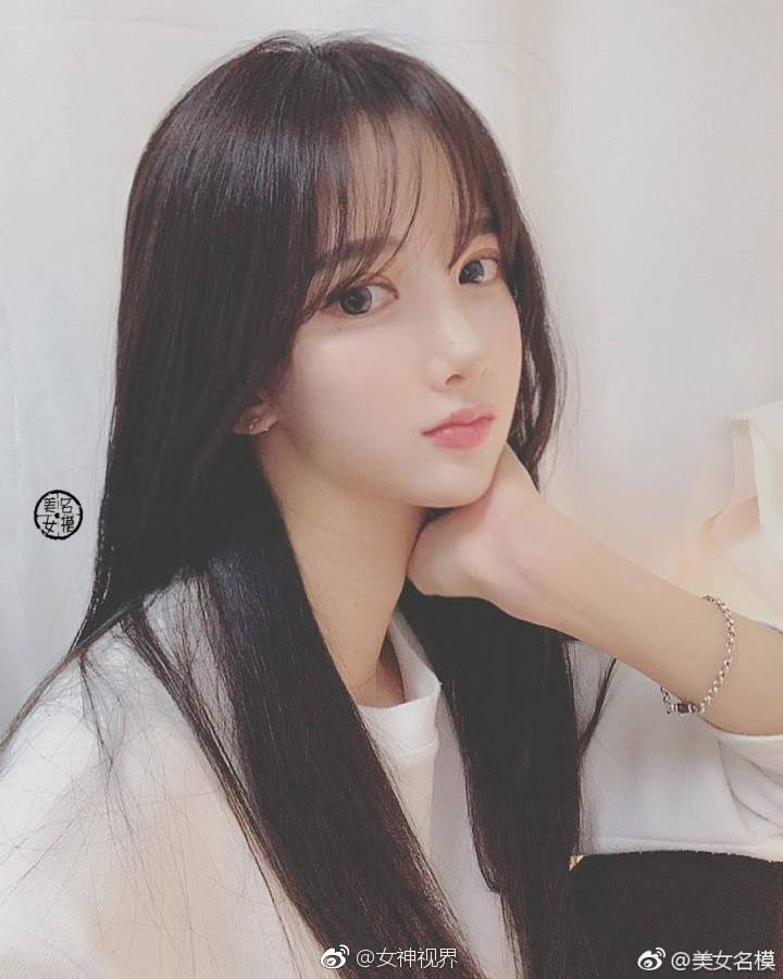 高颜值的小姐姐,身材不差,长相甜美.