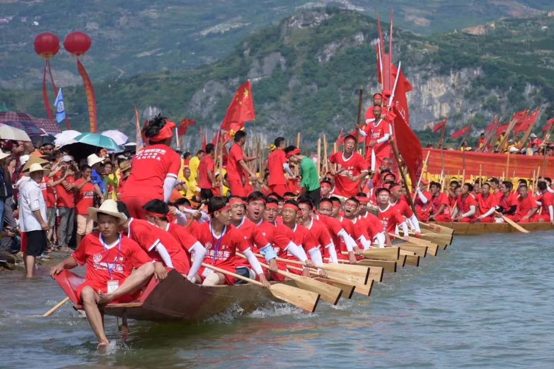 众人划桨赛龙舟