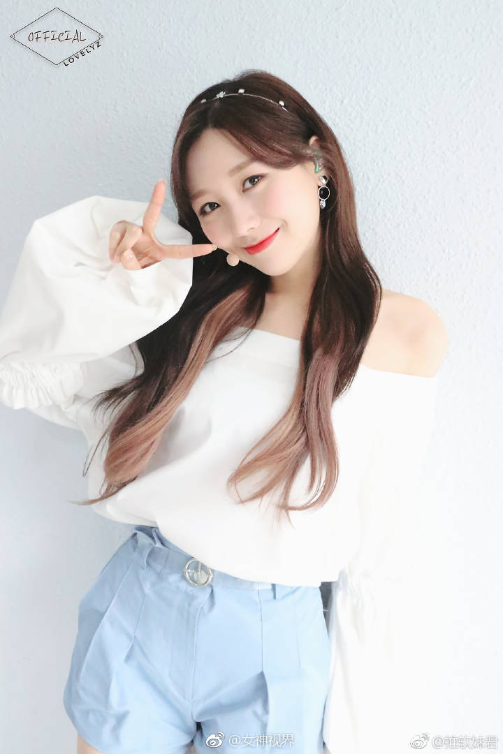 比心的可爱美女,笑起来好甜.