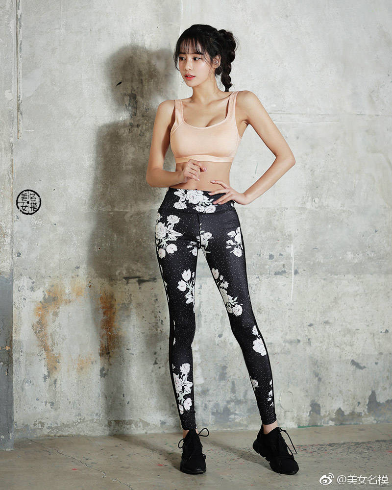 一个喜欢运动身材纤细的美女.