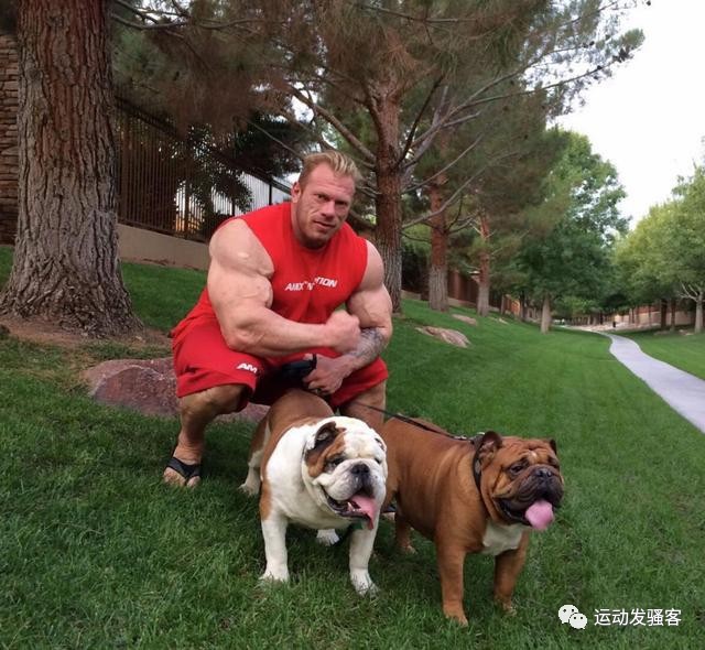 肌肉型男与爱犬的温馨日常