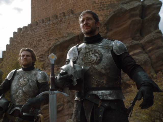 奈德问他:"疯王已死,雷加已在地下长眠,为何你没有保护你的王子?