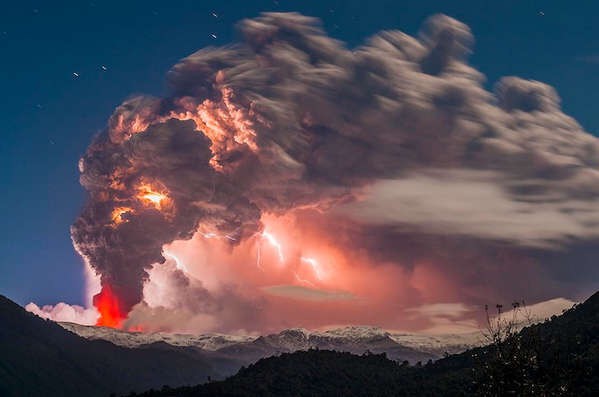摄影师冒着生命危险 拍下壮观的火山喷发瞬间