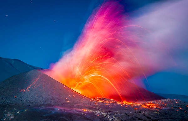 摄影师冒着生命危险 拍下壮观的火山喷发瞬间