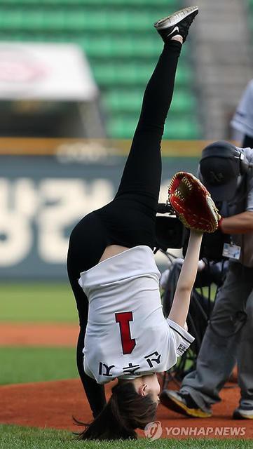 女神360度劈叉开球,金妍儿与孙妍在被完爆,第一美女她不服!