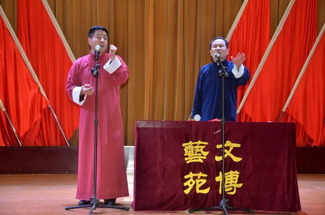 襄阳文博艺苑送欢笑进军营举办"八一"曲艺专场慰问演出