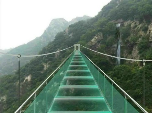 方城七峰山悬空玻璃桥9月初正式对外开放