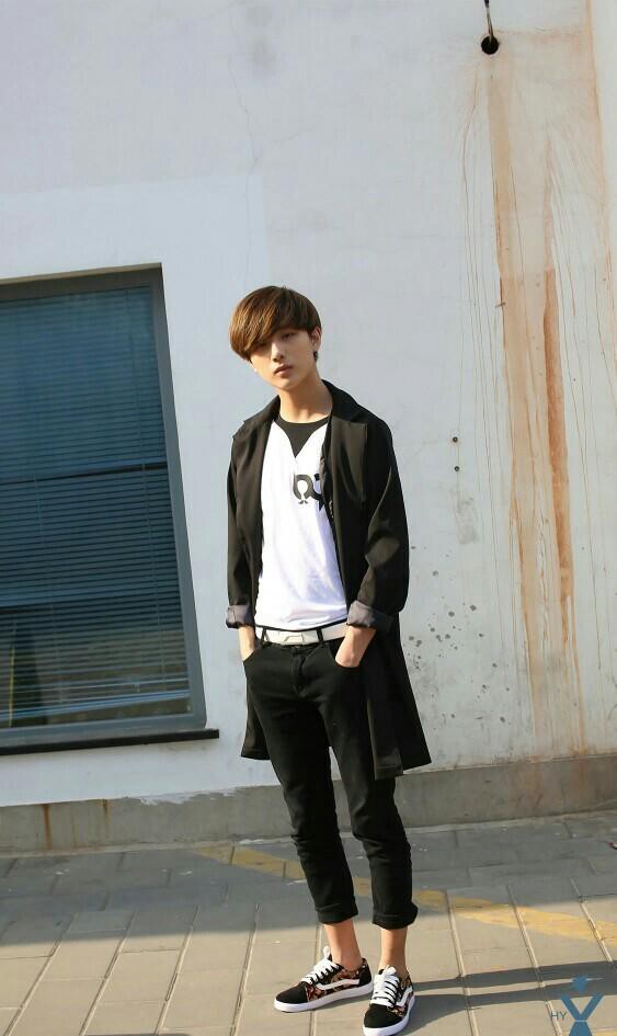 2014年7月,参加《变形计》第九季之《此间少年》开始受到关注;8月参与