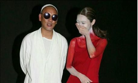 这是薛凯琪?一身红衣脸色惨白像极了女鬼!