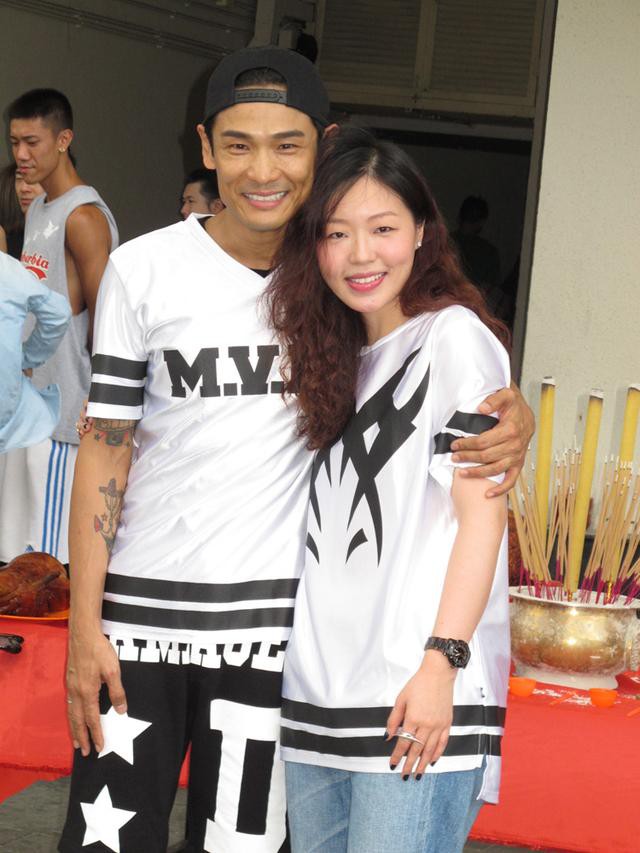 杜德伟老婆叫李晓冰,两人于2014年11月11日完婚.