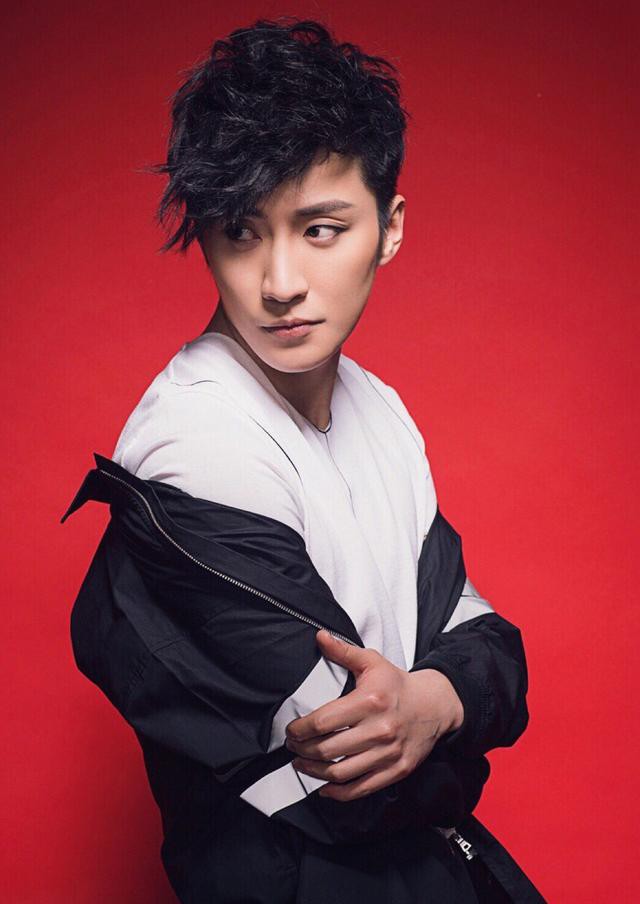 28岁乔任梁突逝 深藏眼线的忧郁气质暗示了他的命运结局