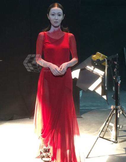 这是薛凯琪?一身红衣脸色惨白像极了女鬼!