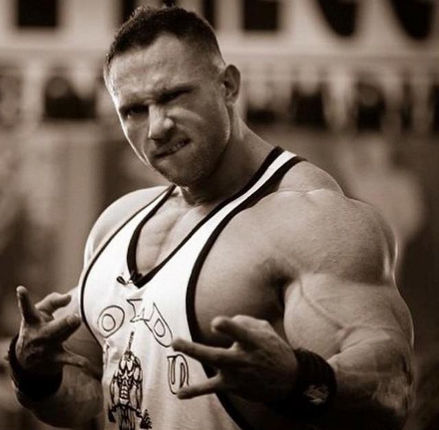 马特伊瓦斯在健身界也是一个行走的表情包,有各种耍酷耍帅的动作,他的