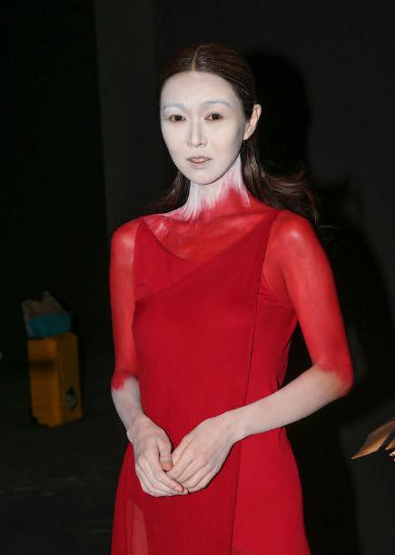 这是薛凯琪?一身红衣脸色惨白像极了女鬼!