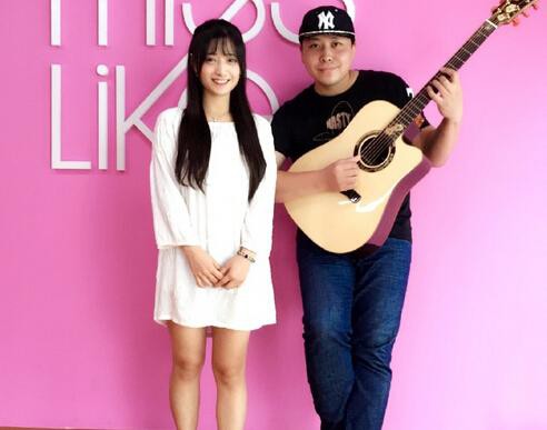 会弹吉他的男生从不缺女朋友,女生争着上位|郝浩涵|吉他|男生_新浪