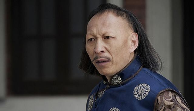 特别是在《大宅门》里他饰演的金二吉,扮相非常丑陋,甚至让观众