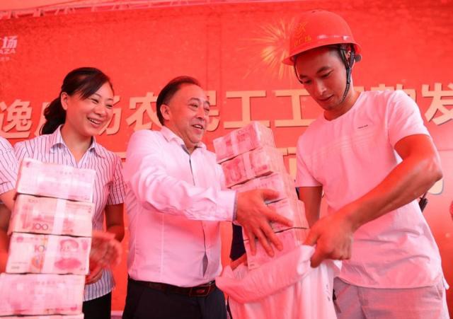 越南网民评论:中国工人拎麻袋去领钱