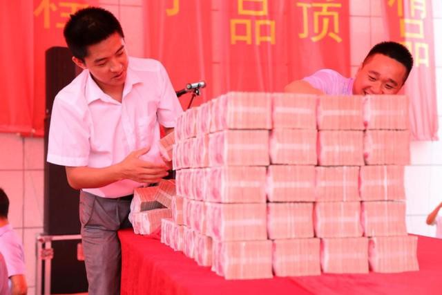 越南网民评论:中国工人拎麻袋去领钱