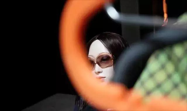 叶锦添,带着他的女娃人偶lili观摩上海美术馆__财经头条