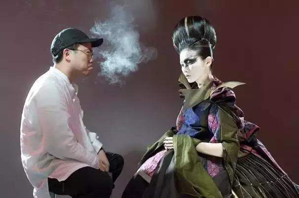 叶锦添,带着他的女娃人偶lili观摩上海美术馆__财经头条