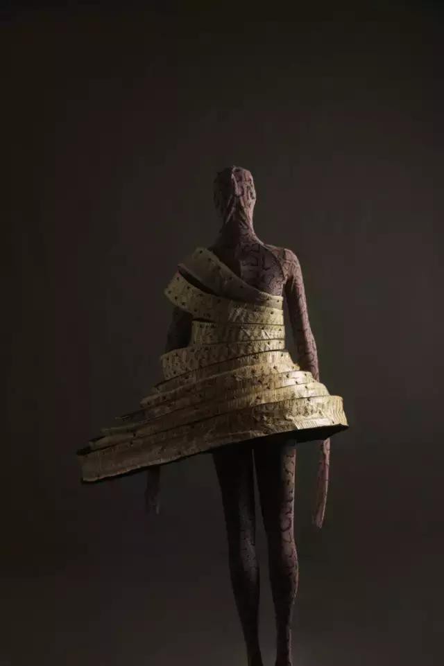 叶锦添,带着他的女娃人偶lili观摩上海美术馆__财经头条