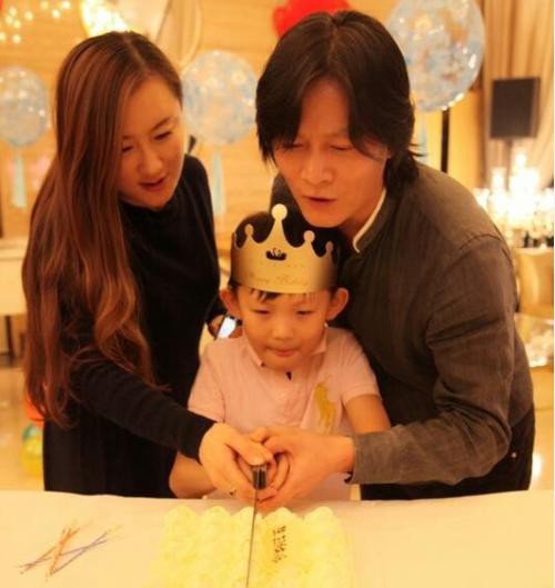 38岁杨志刚全家近照:妻子是配音演员,儿子超可爱!