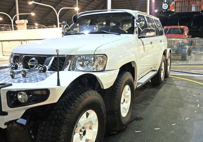 中东富豪开出辆八驱车, 大批路人围观拍照