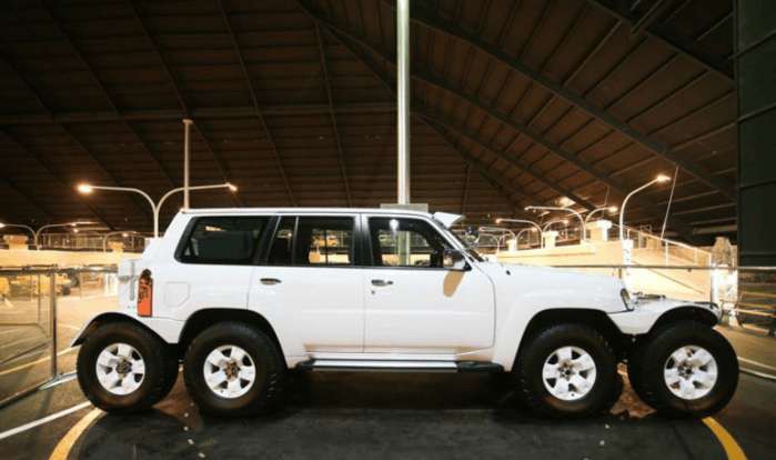 中东富豪开出辆八驱车, 大批路人围观拍照