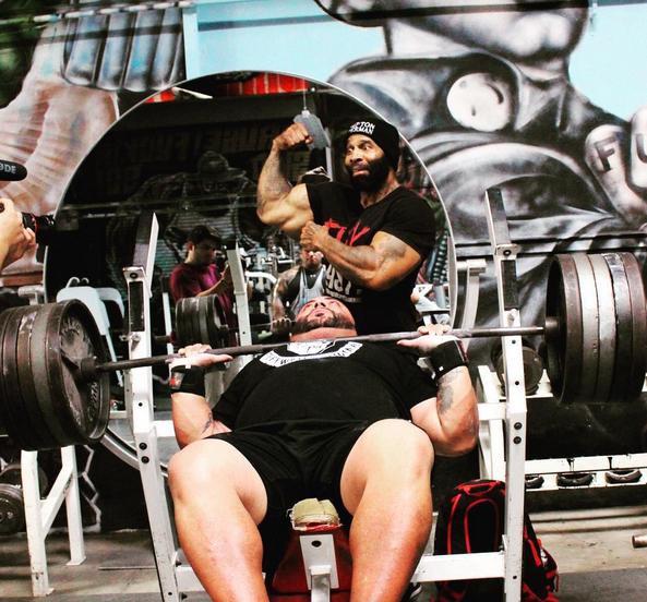 他是魔鬼教练健身励志战士，泰坦的粗壮手臂无人能敌